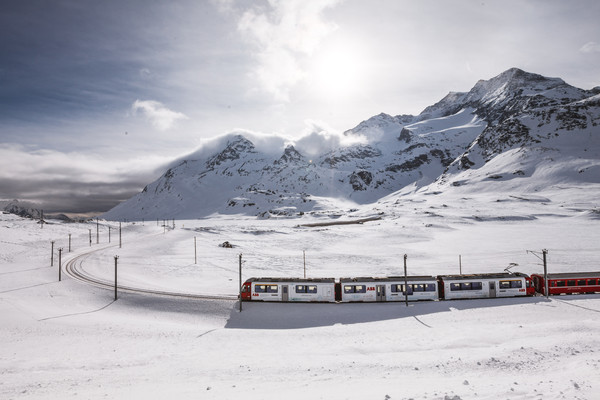 Der Allegra-Triebzug im ABB-Design auf dem Berninapass, an der Grenze vom Oberengadin zum Puschlav, Schweiz